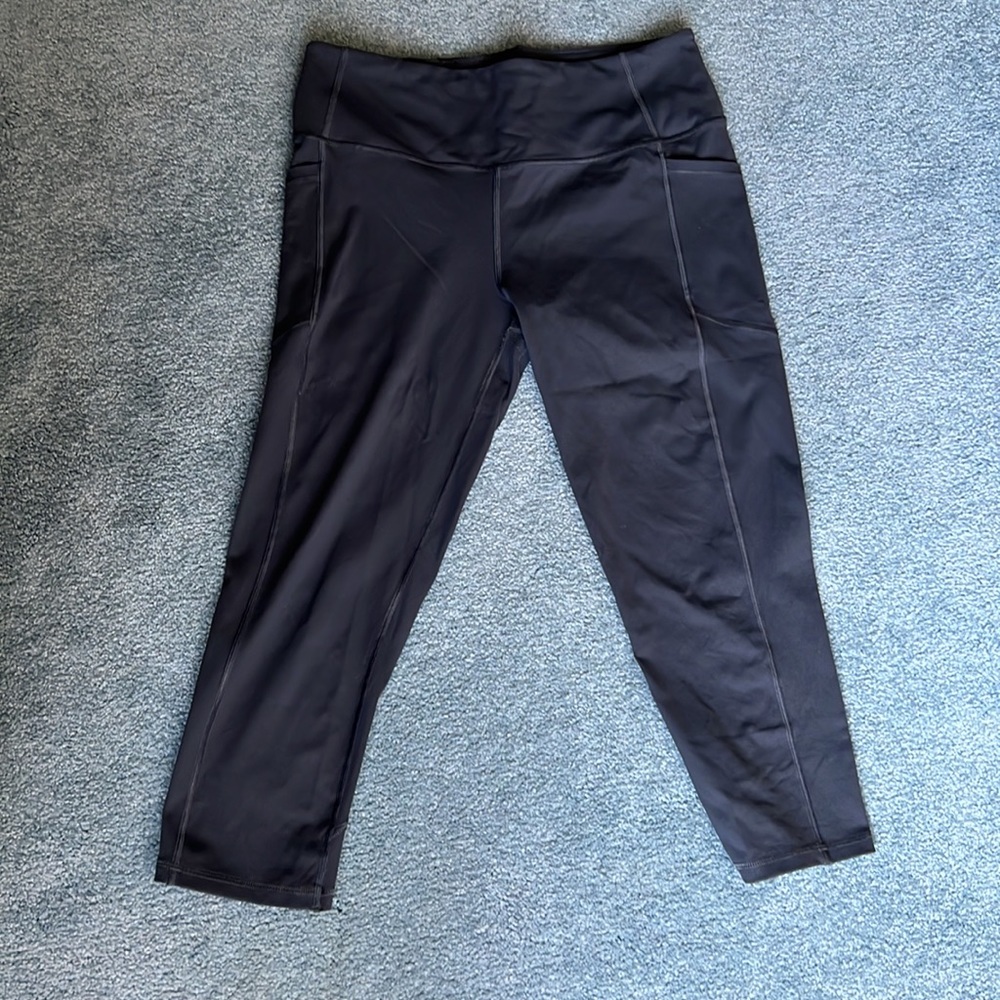 Victoria Sport Knockout Capri Leggings. Size Large.